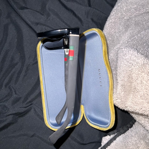 Gucci sunglasses has minor scratching on frame over all good condition - Picture 4 of 5